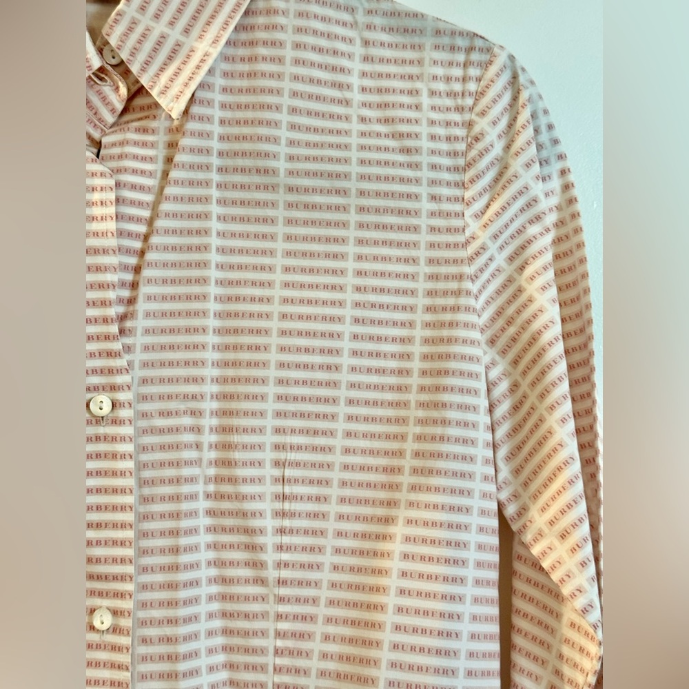 Burberry Classic Button-Up Top Shirt
AUTHENTIC - Picture 2 of 3